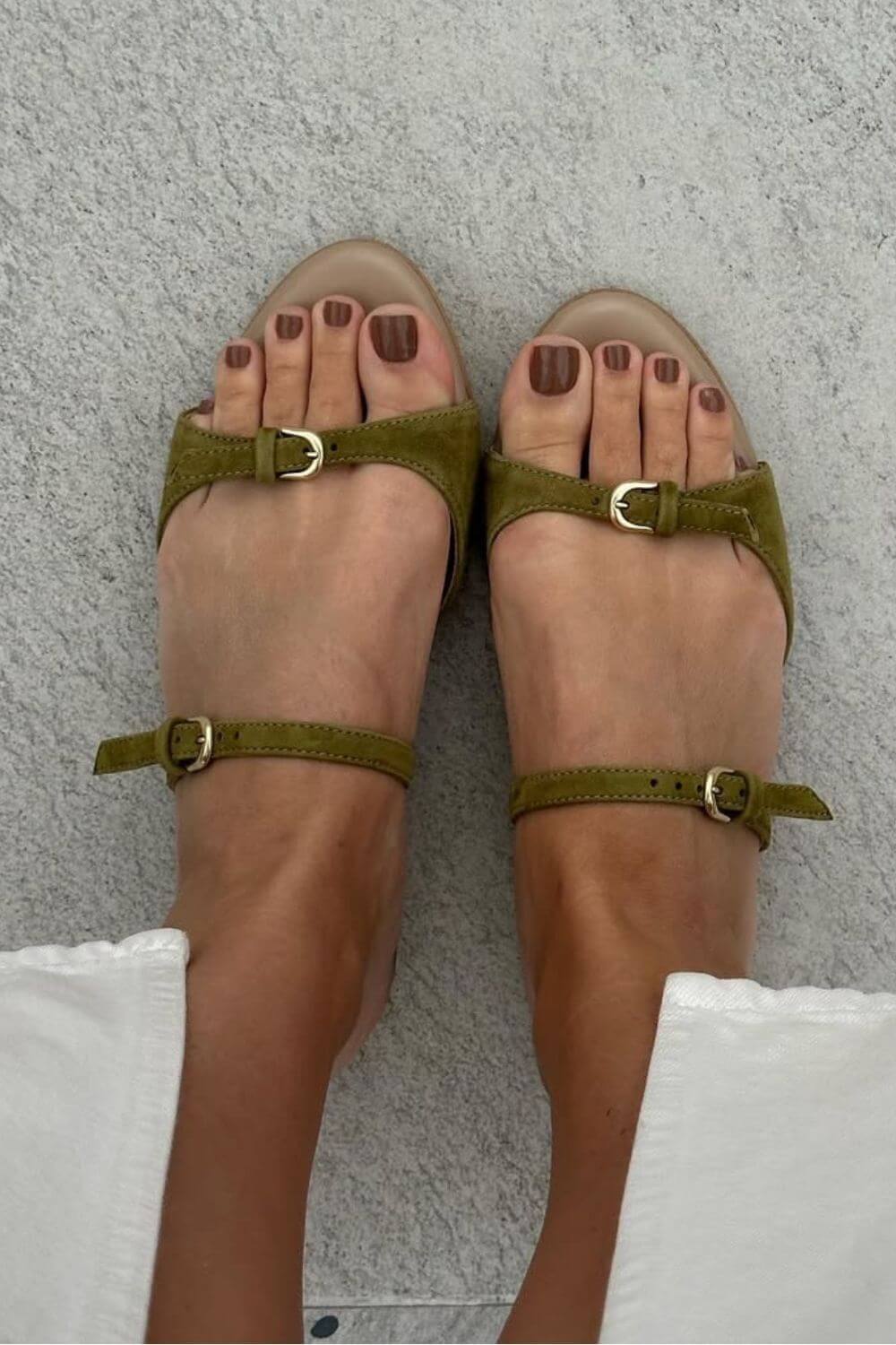 Sandali in suede con doppia fibbia e punta aperta