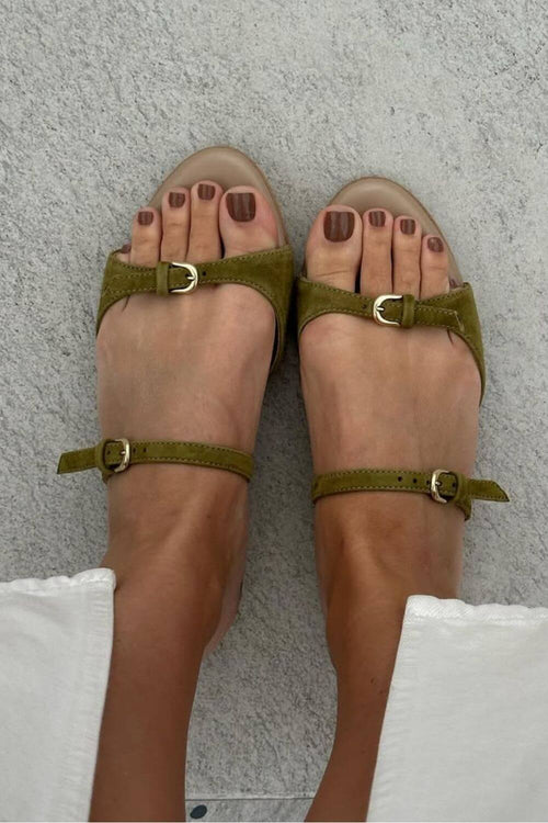 Sandali in suede con doppia fibbia e punta aperta