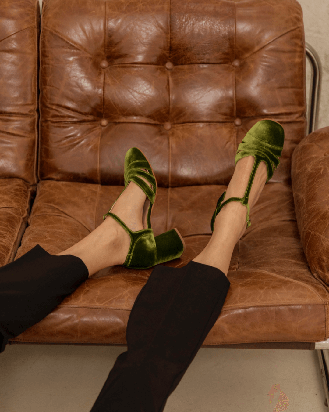 Scarpe con tacco largo in velluto cut-out con fibbia e cinturino a T