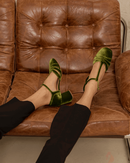 Scarpe con tacco largo in velluto cut-out con fibbia e cinturino a T