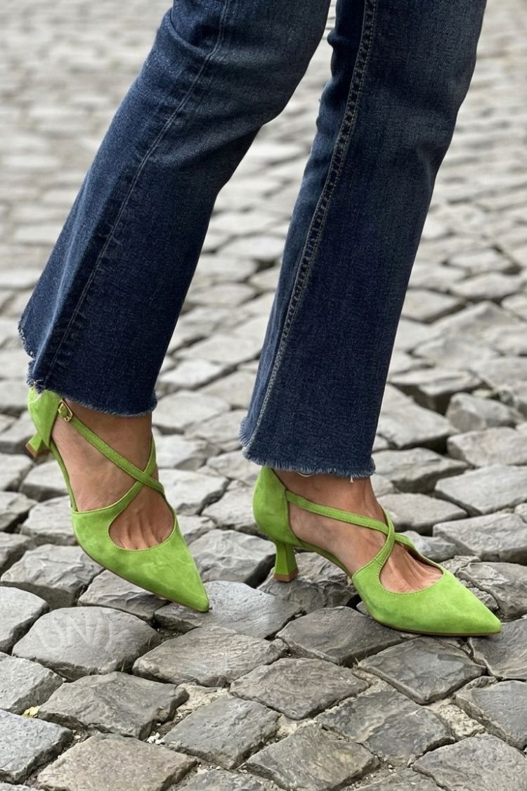 Décolleté kaki a punta con fibbia e cinturini incrociati