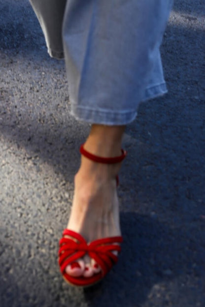Sandali in suede rosso con punta aperta e fasce incrociate
