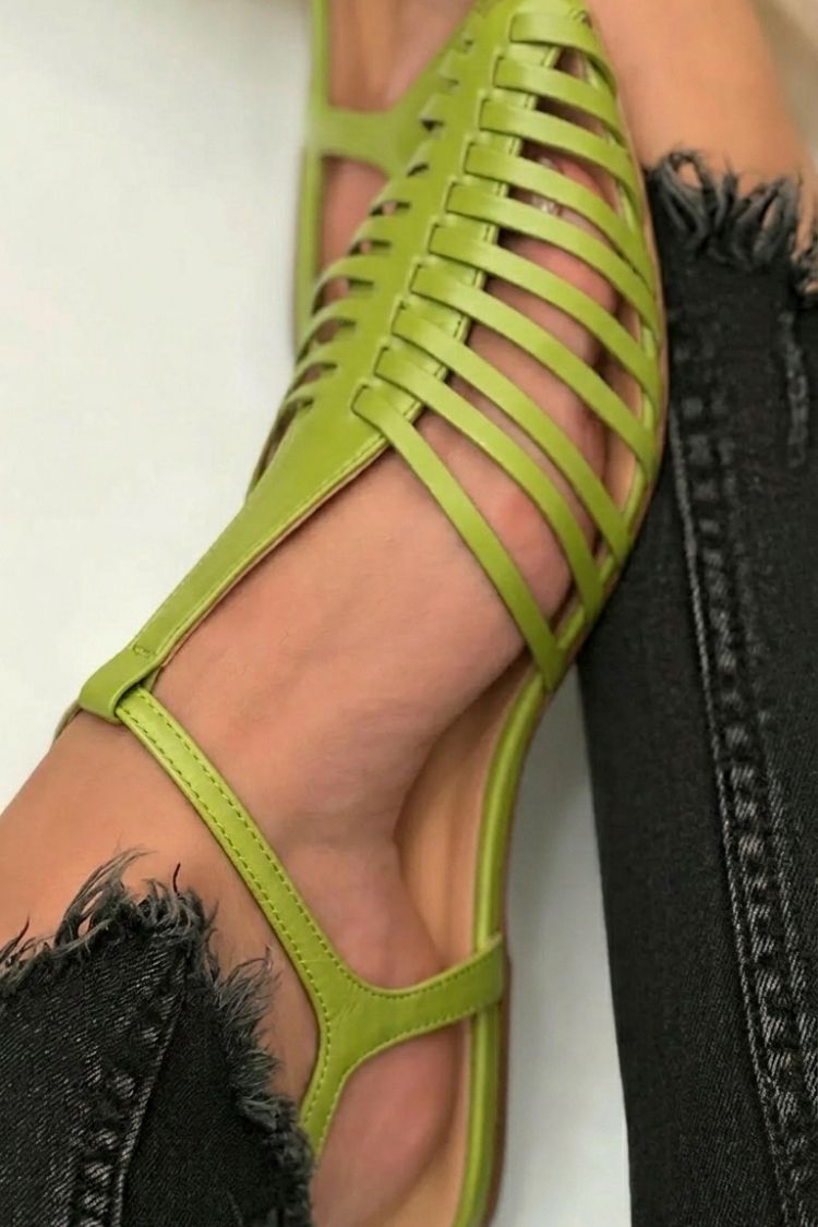 Sandali neri a punta con cinturino a T, cut-out e dal design essenziale