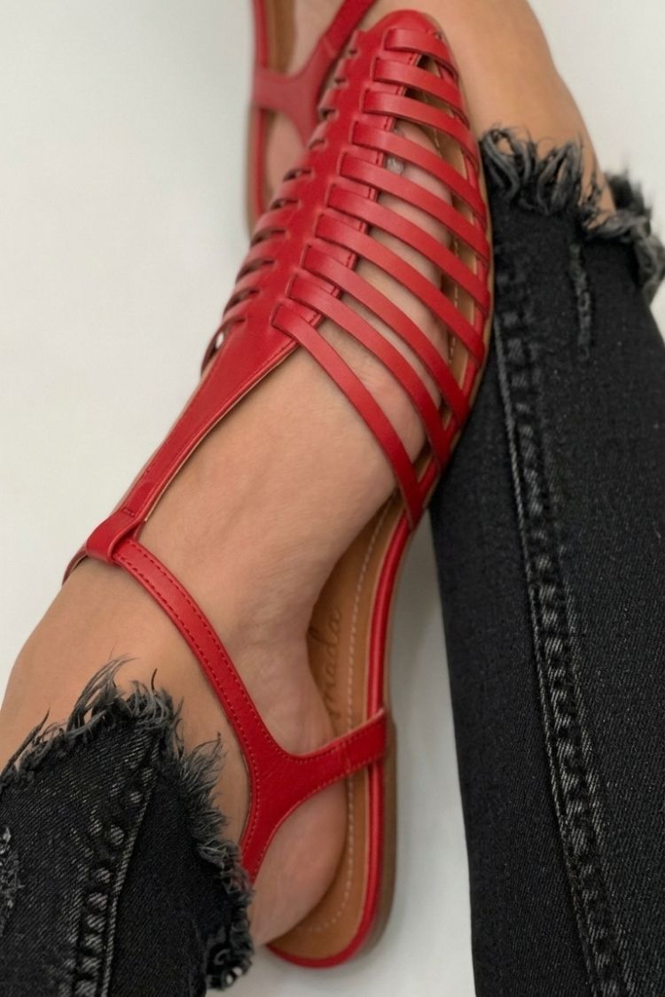 Sandali neri a punta con cinturino a T, cut-out e dal design essenziale
