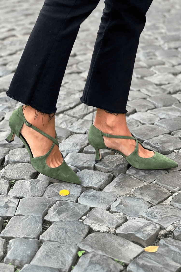 Décolleté in suede verde a punta con cinturini incrociati