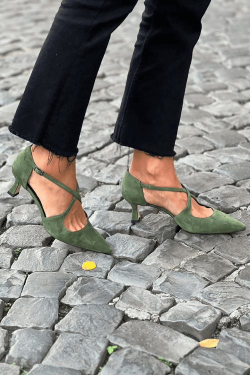 Décolleté in suede verde a punta con cinturini incrociati