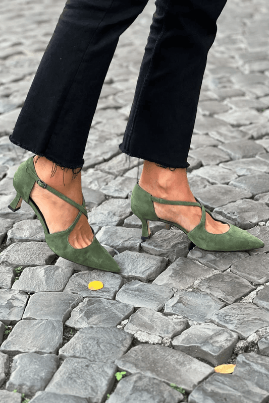 Décolleté in suede verde a punta con cinturini incrociati
