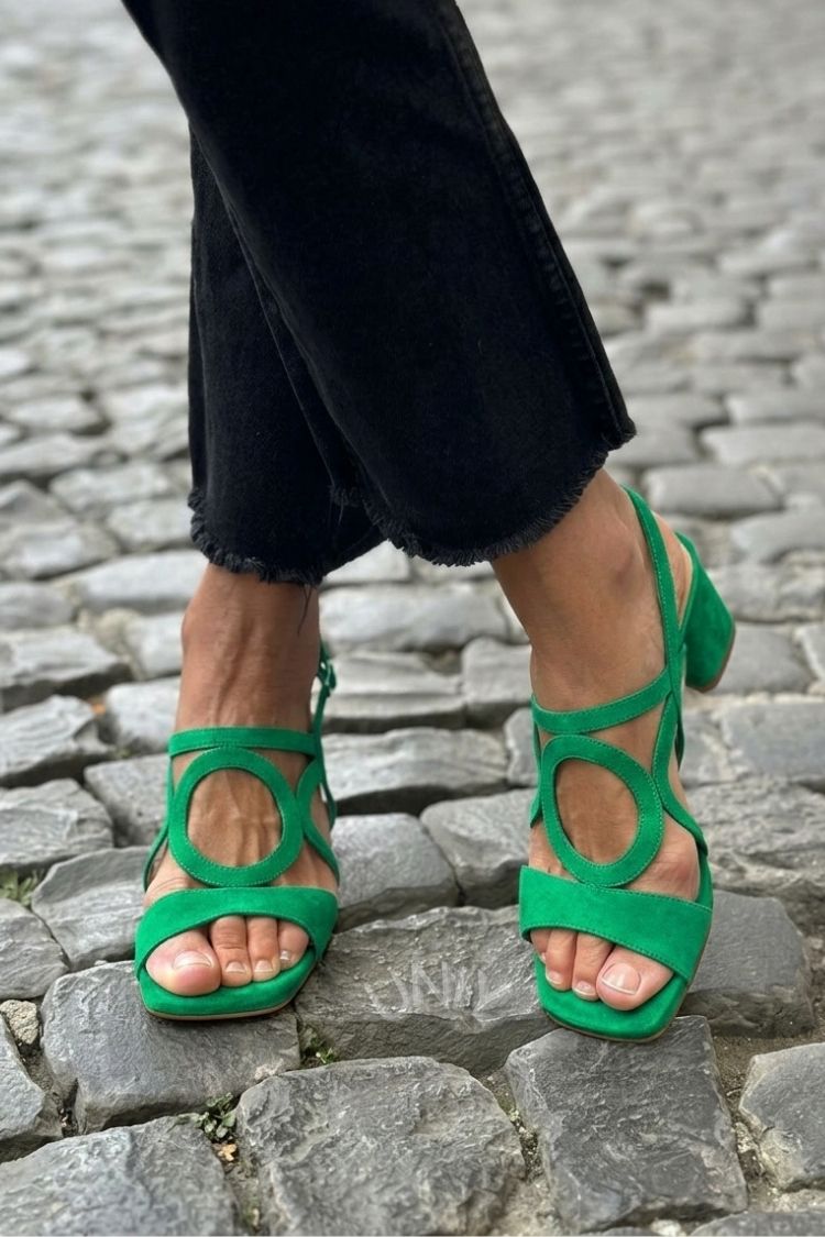 Sandali gialli con tacco a punta quadrata e slingback