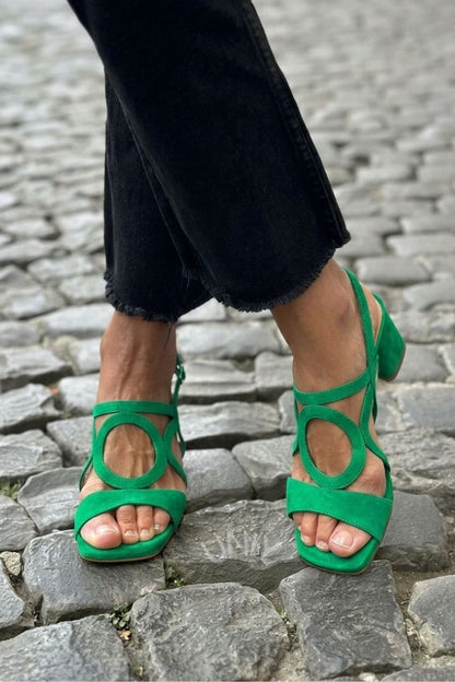 Sandali gialli con tacco a punta quadrata e slingback