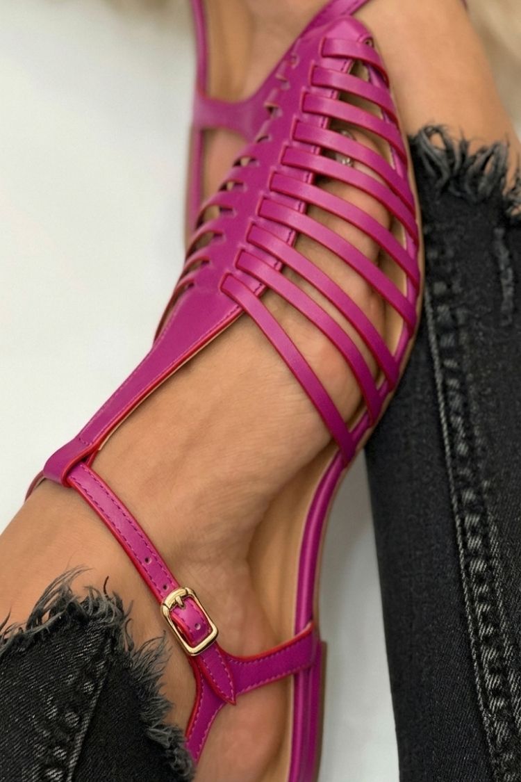 Sandali neri a punta con cinturino a T, cut-out e dal design essenziale