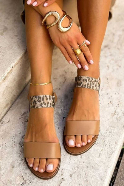 Sandali bassi in similpelle con stampa leopardata e banda elastica