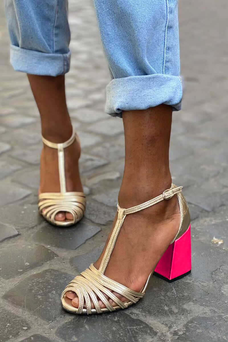Tacco largo peep toe con fibbia e cinturino a T