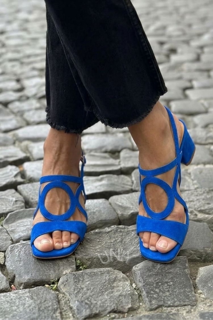 Sandali gialli con tacco a punta quadrata e slingback