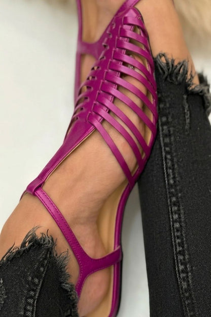 Sandali neri a punta con cinturino a T, cut-out e dal design essenziale