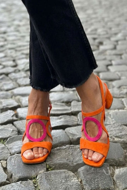 Sandali gialli con tacco a punta quadrata e slingback