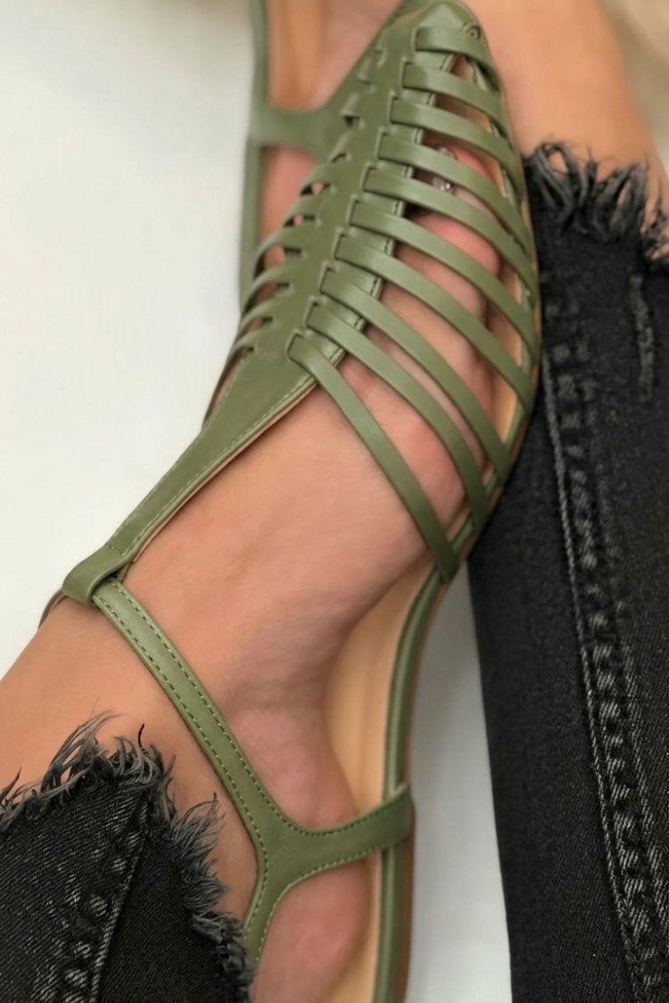 Sandali neri a punta con cinturino a T, cut-out e dal design essenziale