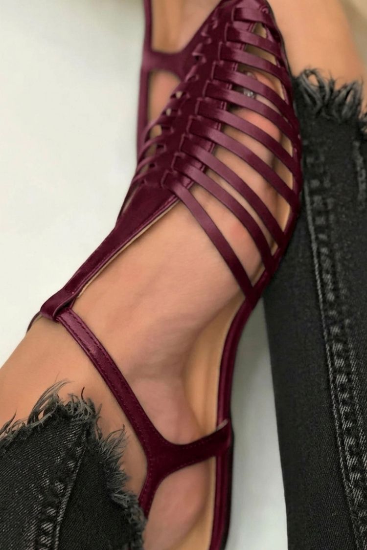 Sandali neri a punta con cinturino a T, cut-out e dal design essenziale