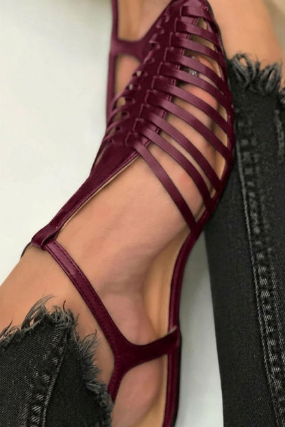 Sandali neri a punta con cinturino a T, cut-out e dal design essenziale