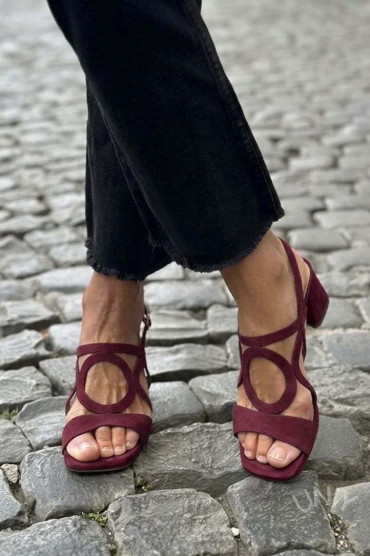 Sandali gialli con tacco a punta quadrata e slingback