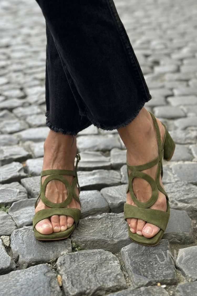 Sandali gialli con tacco a punta quadrata e slingback