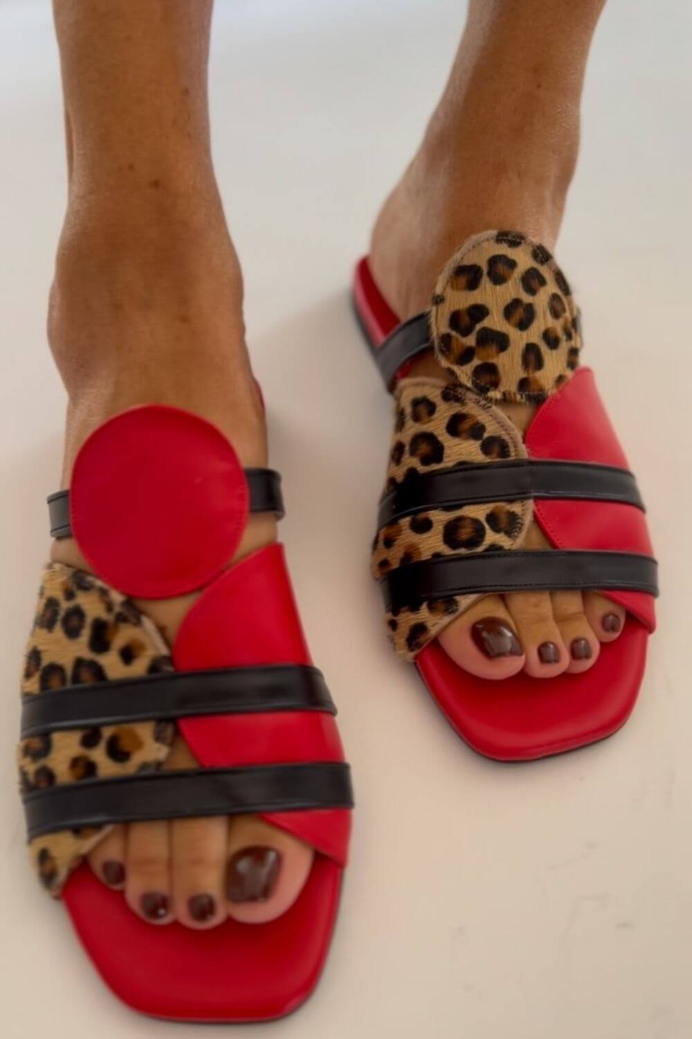 Pantofole leopardate rosse a punta quadrata con motivo color block