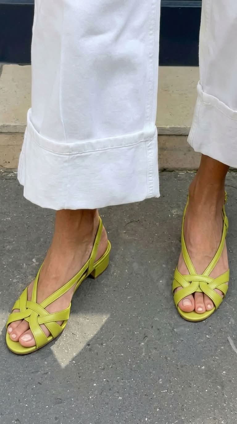 Sandali slingback nude in pelle con cinturini incrociati e tacco basso