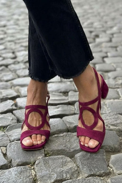 Sandali gialli con tacco a punta quadrata e slingback