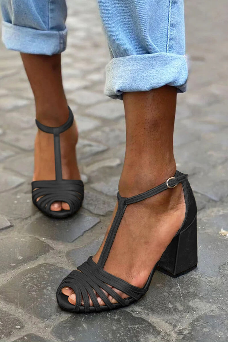 Tacco largo peep toe con fibbia e cinturino a T