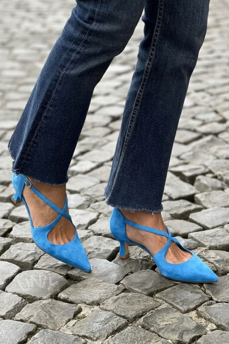 Décolleté kaki a punta con fibbia e cinturini incrociati