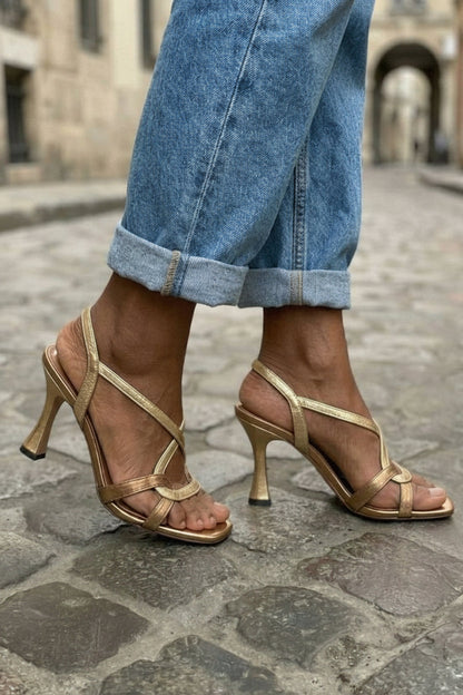 Sandali Oro Metallizzati con Cinturini Incrociati e Tacco a Spillo