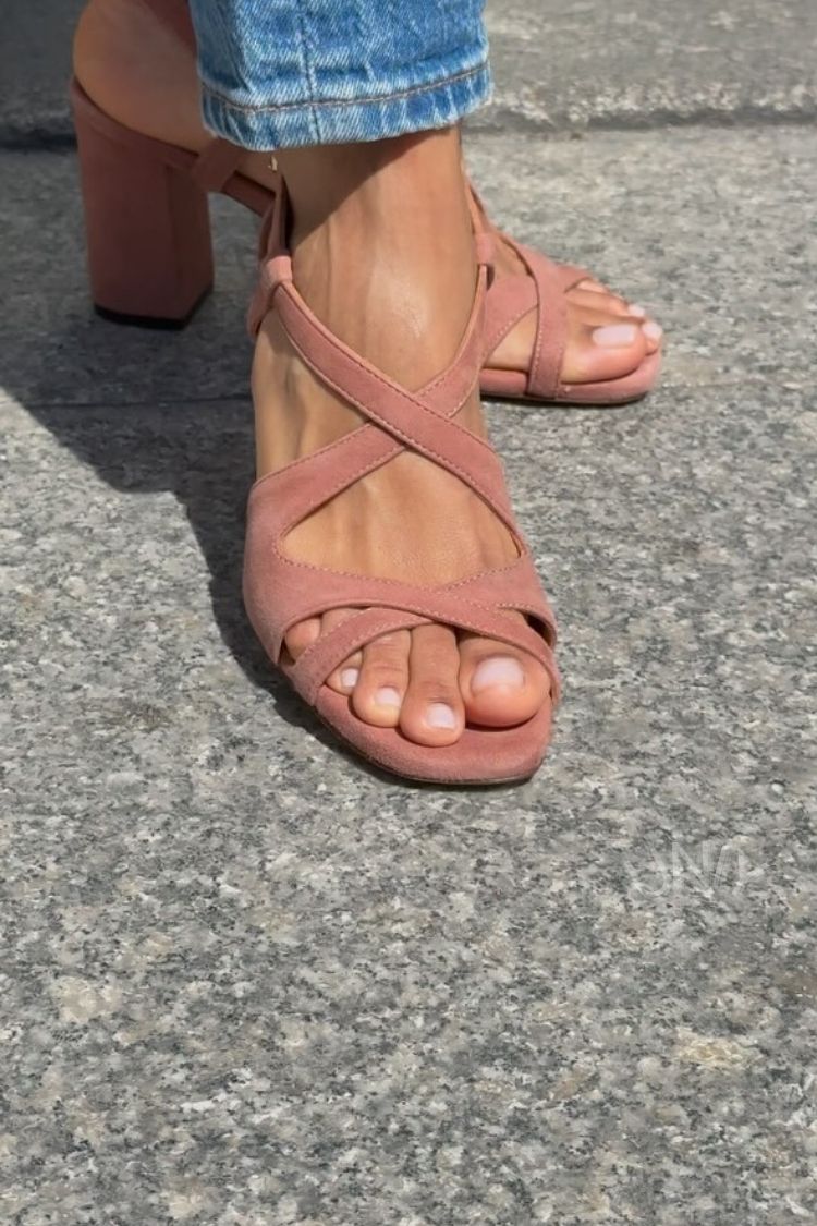 Sandali in camoscio chic Rosa con cinturini incrociati e tacco a blocco