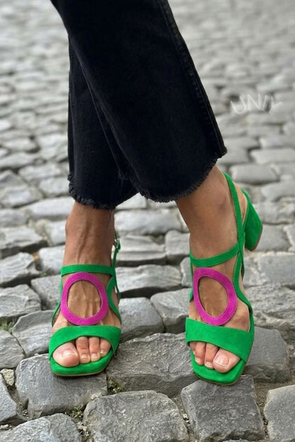 Sandali gialli con tacco a punta quadrata e slingback