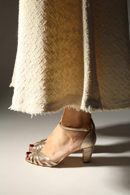 Tacco largo peep toe metallizzato oro con cinturino alla caviglia e fibbia