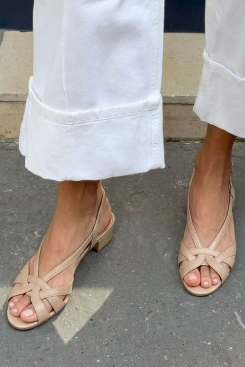 Sandali slingback nude in pelle con cinturini incrociati e tacco basso