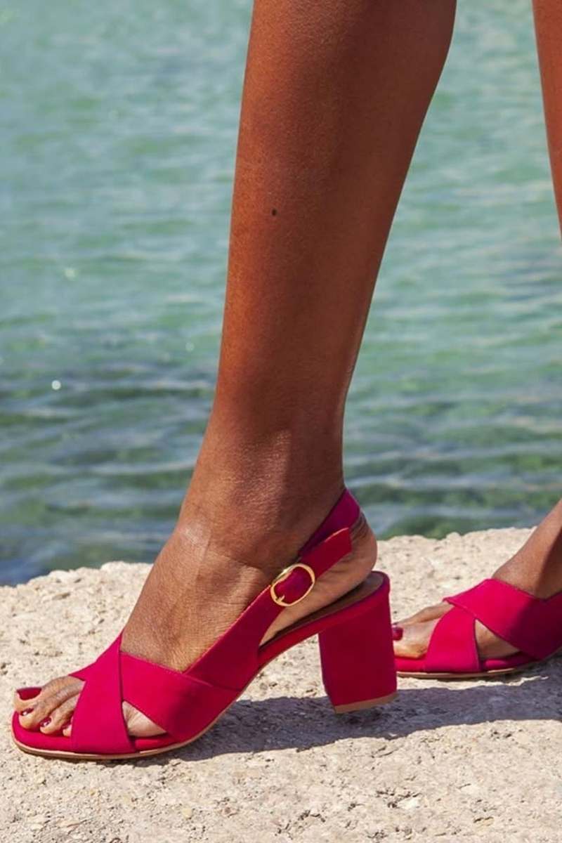 Sandali in suede con cinturini incrociati e tacco a blocco