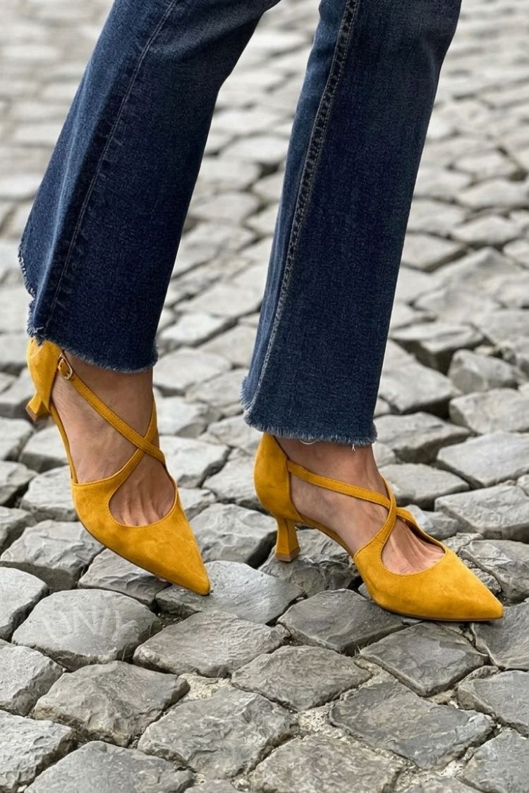 Décolleté kaki a punta con fibbia e cinturini incrociati
