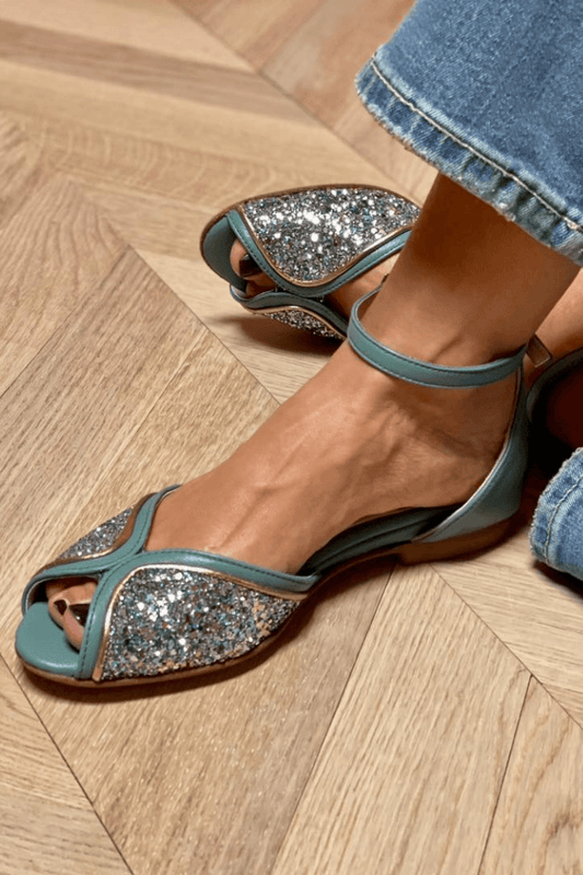 Sandali peep toe con paillettes patchwork, cinturino alla caviglia e fibbia elegante