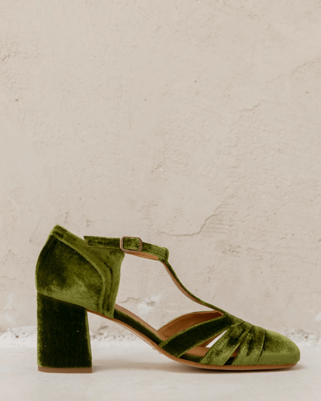 Scarpe con tacco largo in velluto cut-out con fibbia e cinturino a T