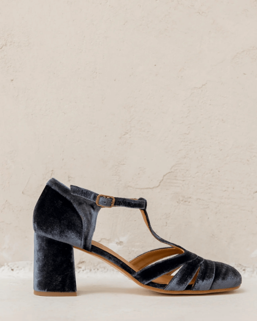Scarpe con tacco largo in velluto cut-out con fibbia e cinturino a T