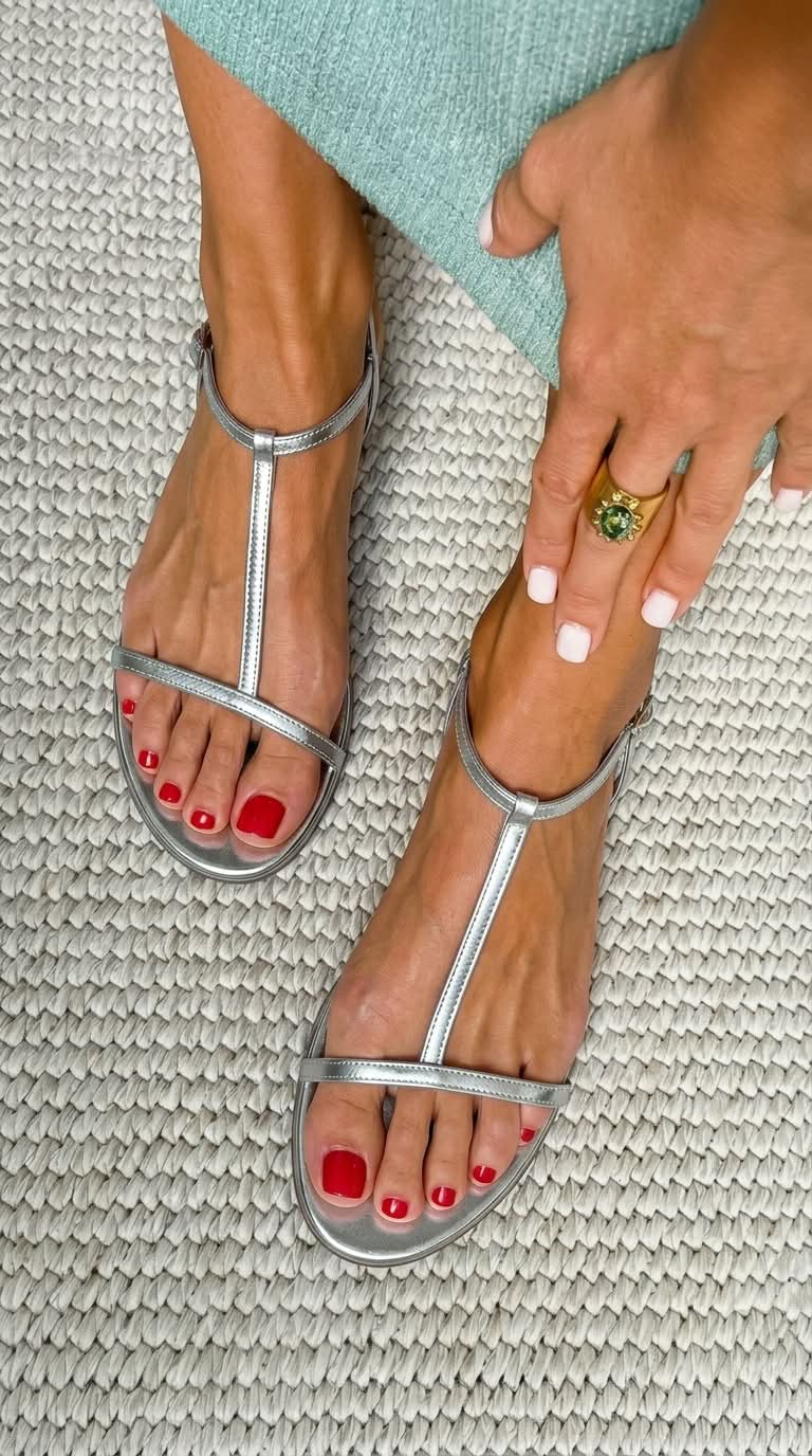 Sandali estivi metallici bassi con cinturino a T