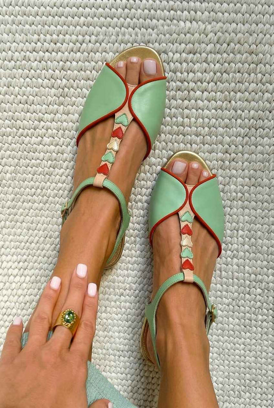 Sandali bassi slingback con punta aperta e dettaglio a forma di cuore