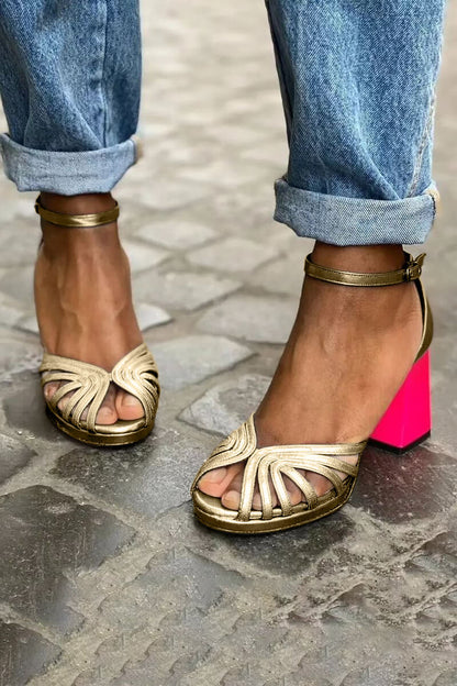 Décolleté color block brillanti con tacco largo, apertura e cinturino alla caviglia