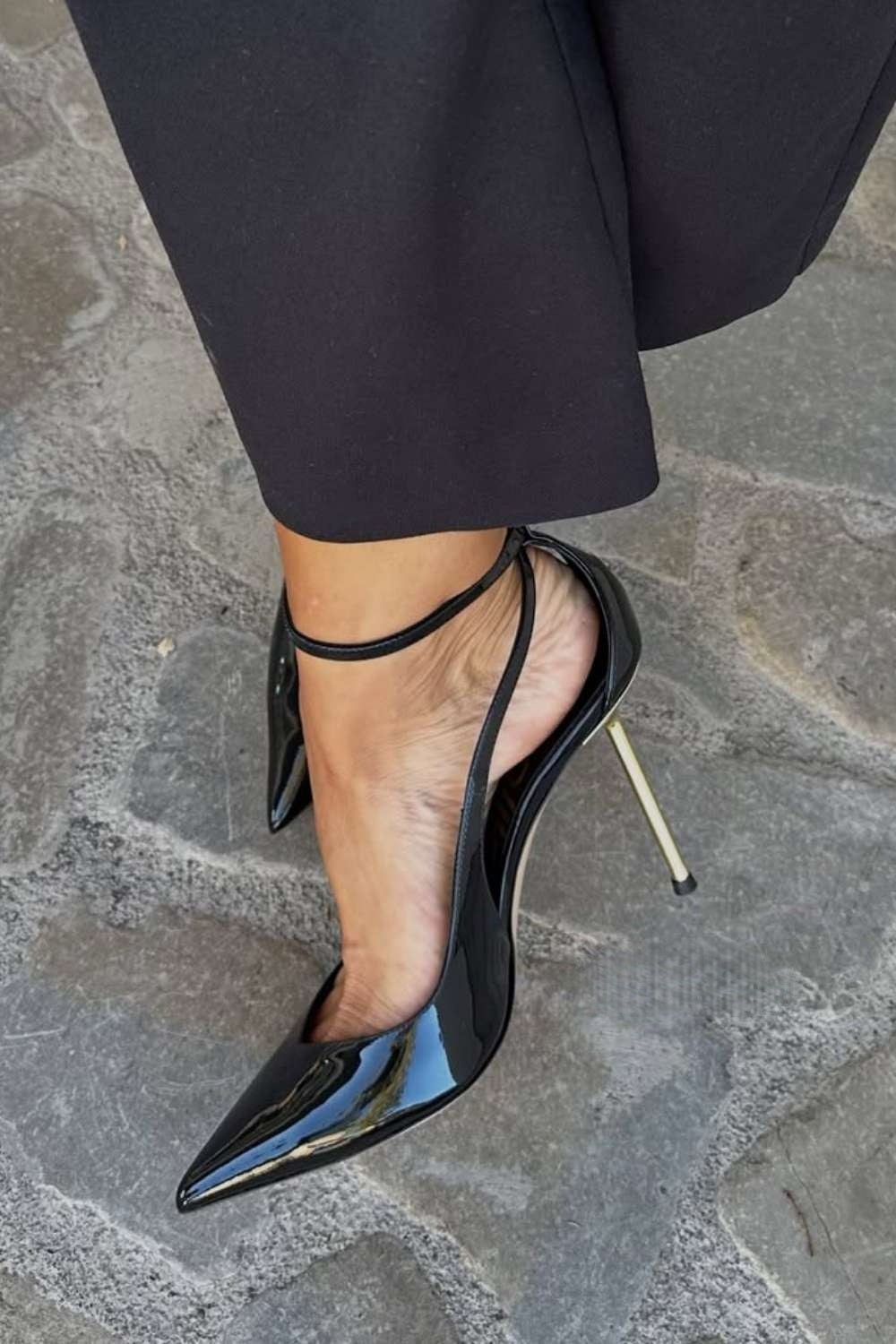 Décolleté nere verniciate con cinturino alla caviglia