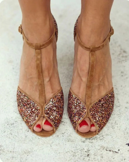 Sandali in suede marrone con cinturino a T e tacco medio