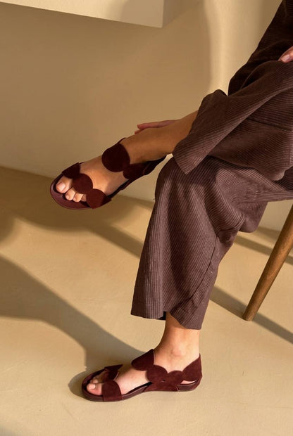 Sandali estivi boho bordeaux con cinturino decorato