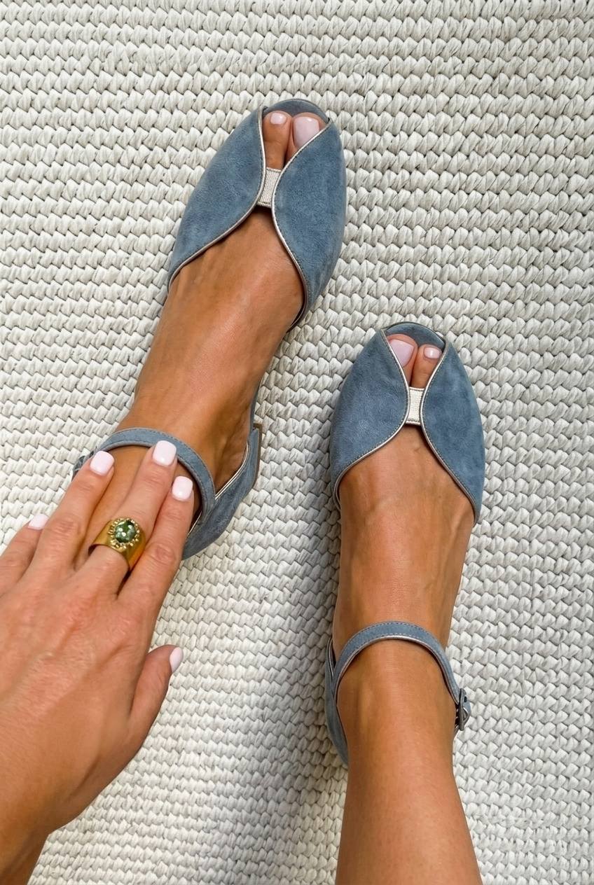Sandali flat in camoscio blu con dettagli metallici e punta aperta