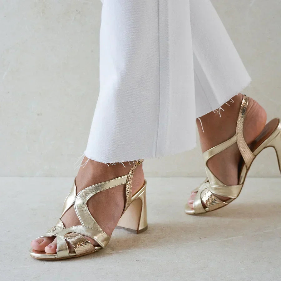 Tacchi larghi cut-out peep toe brillanti con design irregolare