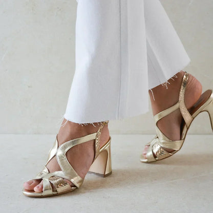 Tacchi larghi cut-out peep toe brillanti con design irregolare