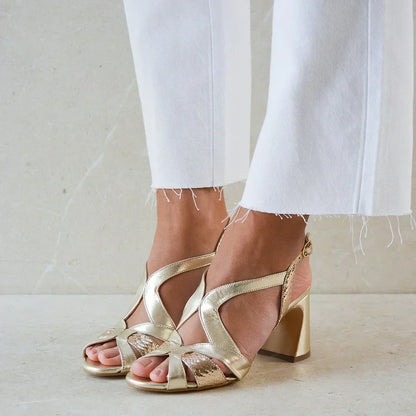 Tacchi larghi cut-out peep toe brillanti con design irregolare