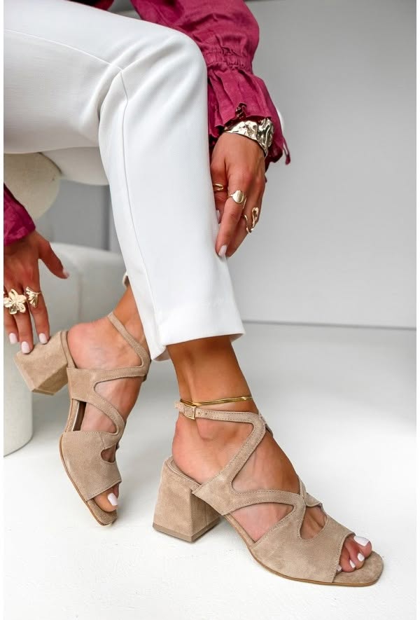 Décolleté in suede beige con cinturino alla caviglia